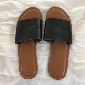 Universal thread sandals